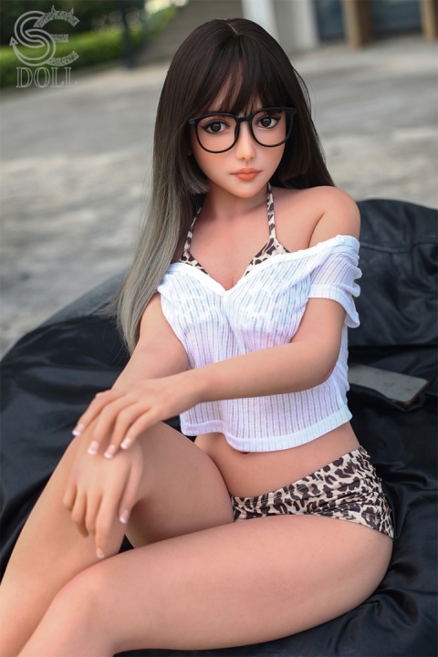 Tracy 160 cm – subtelna piękność o naturalnych proporcjach